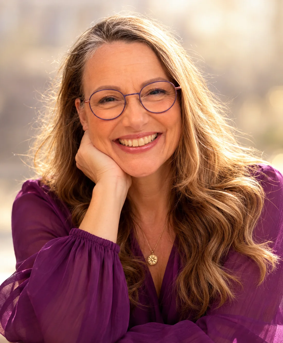 Britta Heimann lächelt in violetter Bluse